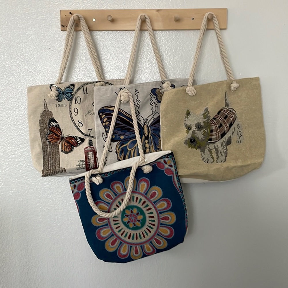 4 hand bags with lining and zipper pockets inside